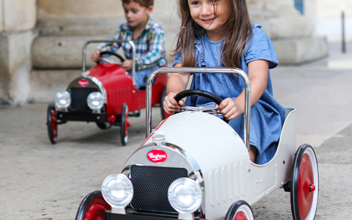 2 enfants avec 2 voitures vintage à pédale Bagehra