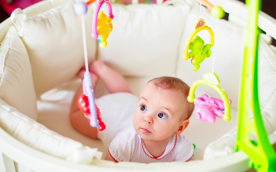 L'éveil des sens : Pourquoi l'ajout d'un mobile au berceau de votre bébé change la donne