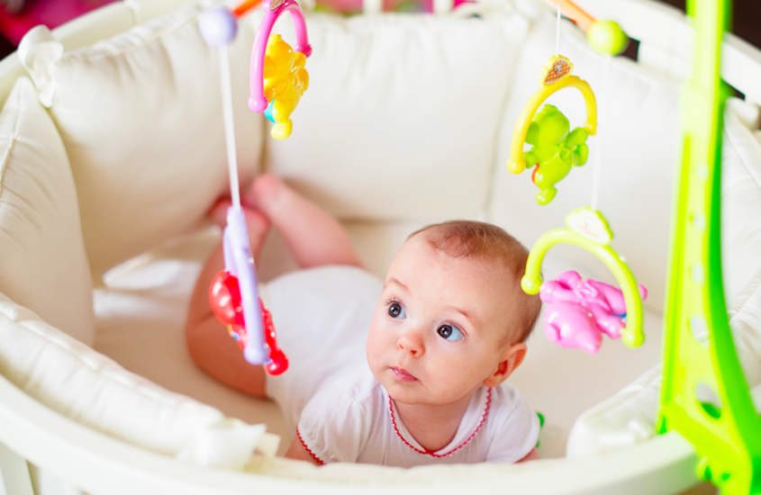 L'éveil des sens : Pourquoi l'ajout d'un mobile au berceau de votre bébé change la donne