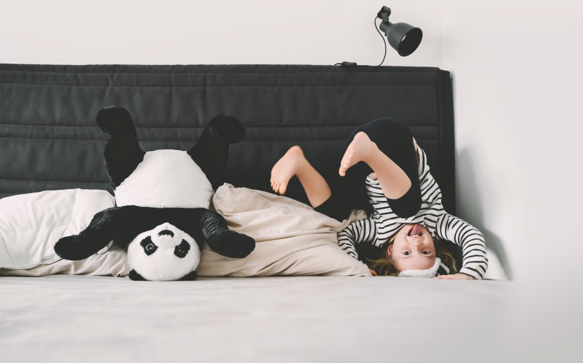 Peluche géante panda avec un enfant